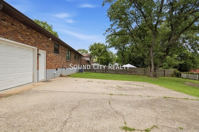 Building Photo - 309 Cathy Jo Dr