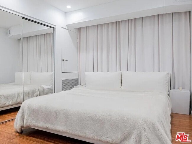 Building Photo - 7062 Hawthorn Ave