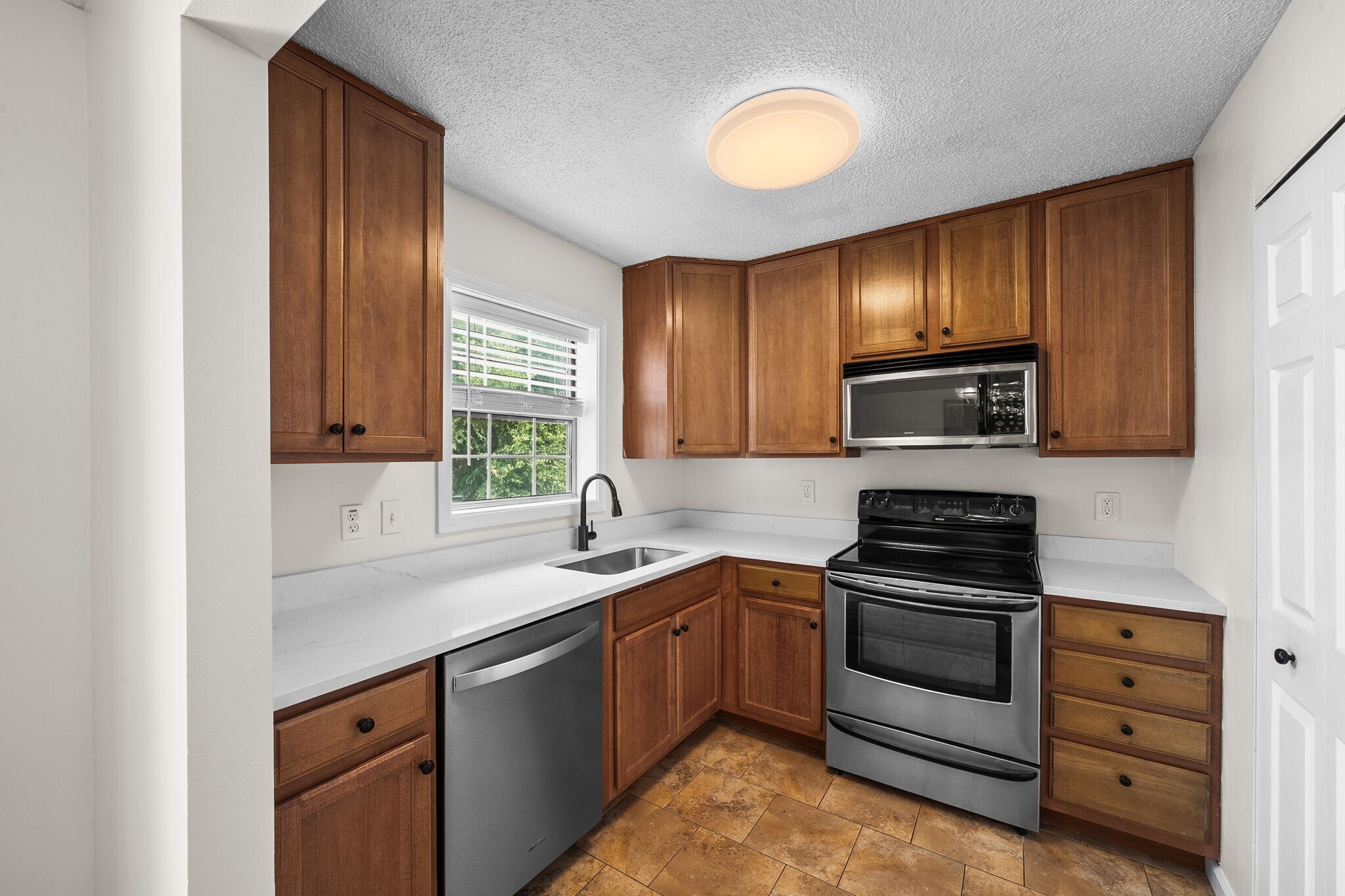 Building Photo - 1614 Thrush Ter