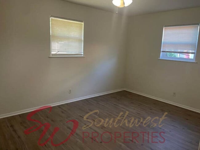 Building Photo - 4-Bedroom home in a quiet neighborhood