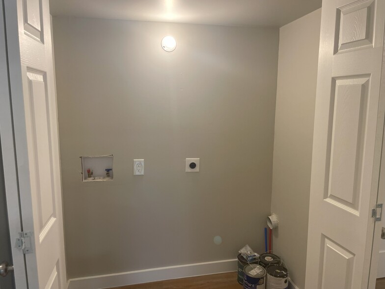 Building Photo - 7431 Holly Hill Dr