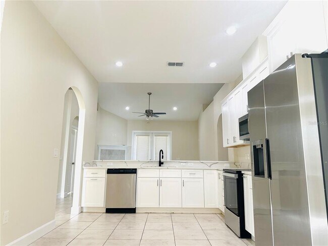 Building Photo - 809 Lake Marie Blvd