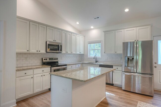 Building Photo - Charming 3 Bed, 2 Bath Home in Peaceful Ru...