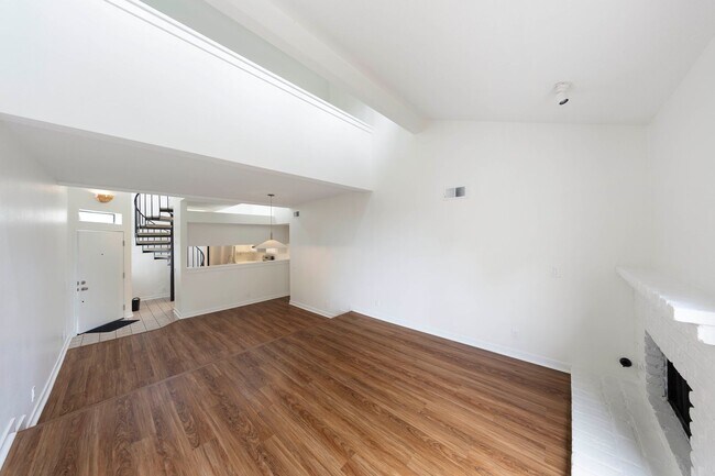 Building Photo - 2 Bedroom condo - Biking distance to the beach