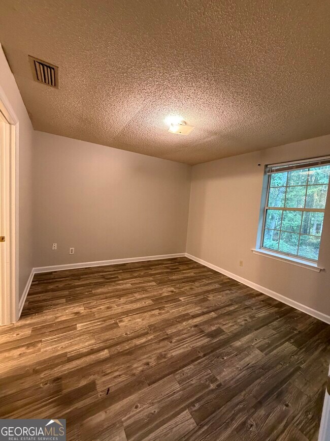 Building Photo - 302 Admiral's Walk Dr
