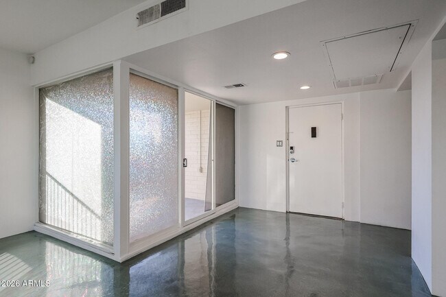 Building Photo - 353 E Thomas Rd