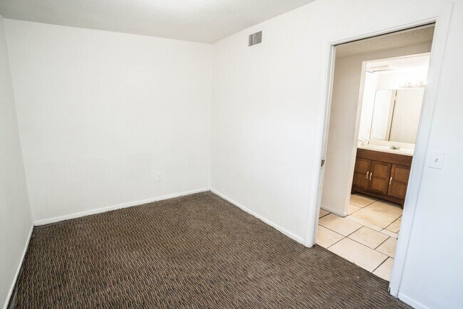 Building Photo - 8707 N Mandarine Pl
