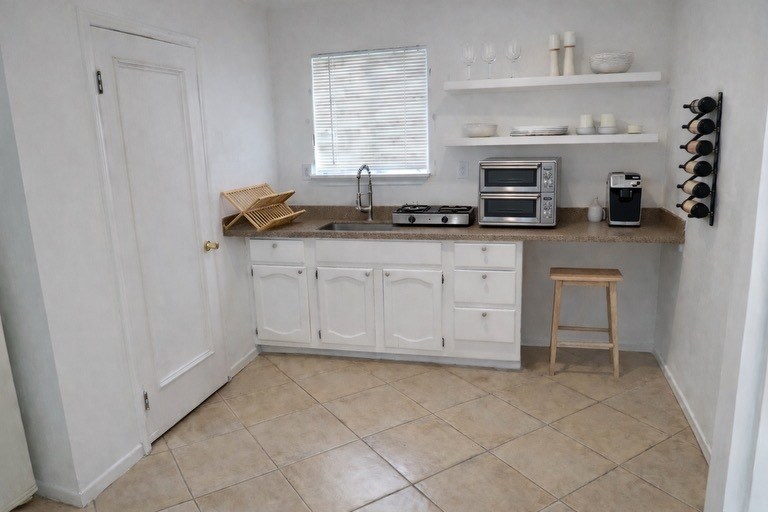 Kitchen - 640 N Fuller Ave