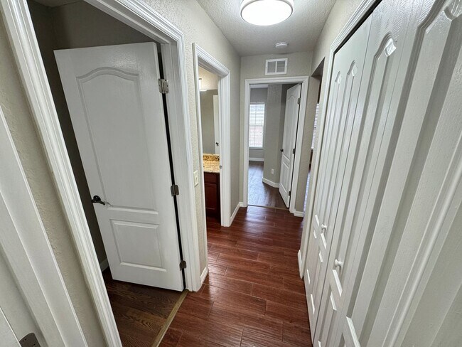 Building Photo - Spacious 4 Bedroom / 3 Bathroom Home in Davenport