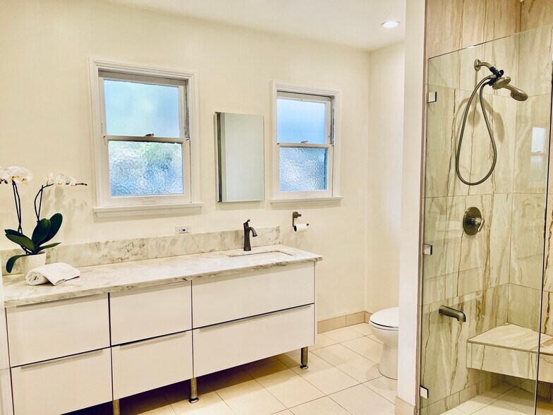 Building Photo - 1256 Devon Ave