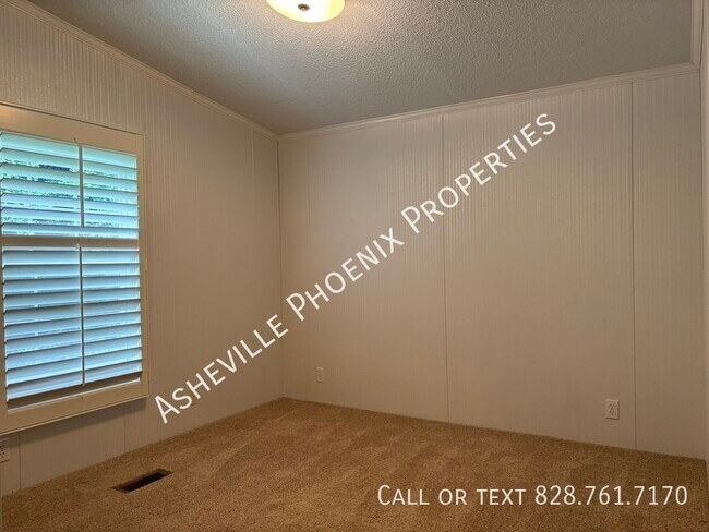 Building Photo - 3 Double Oaks Dr