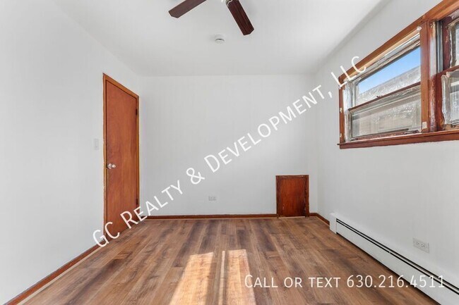 Building Photo - 2517 N Laramie Ave