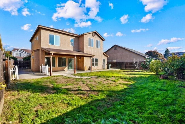 Building Photo - Beautiful 4 Bedroom 3 Bath home in Riverbank