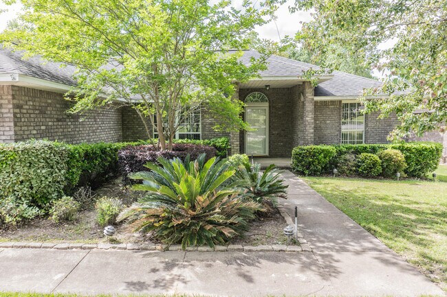Building Photo - 211 Foxchase Way