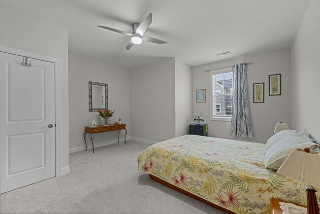 Building Photo - Like new townhome in Wykoff!