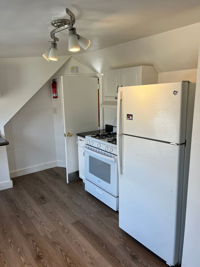 Building Photo - Sunny, Clean, Quiet 2 bedroom 1 bath 2nd floor apartment