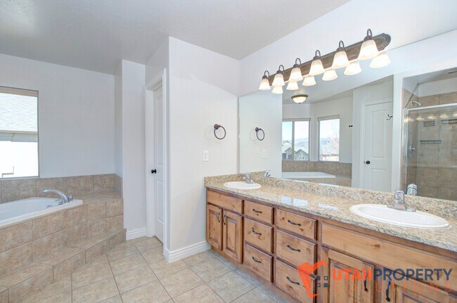 Building Photo - 10724 N Cypress