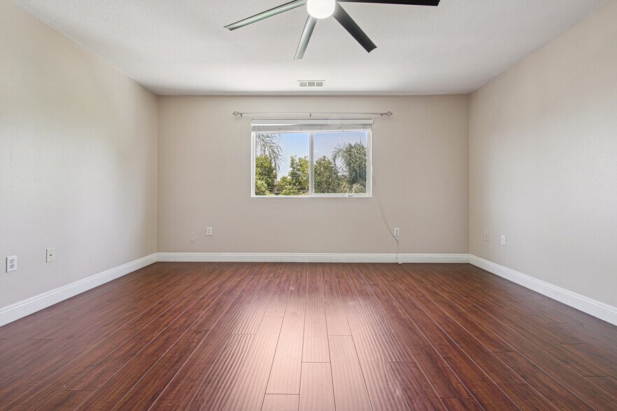 Building Photo - 9449 Hendrix Ln