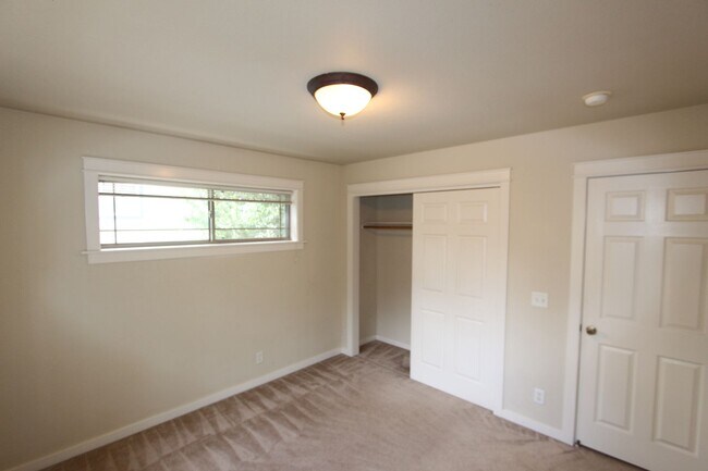 Building Photo - Spacious 3BR home Near NAU | New Carpet + Parking for 3 Vehicles