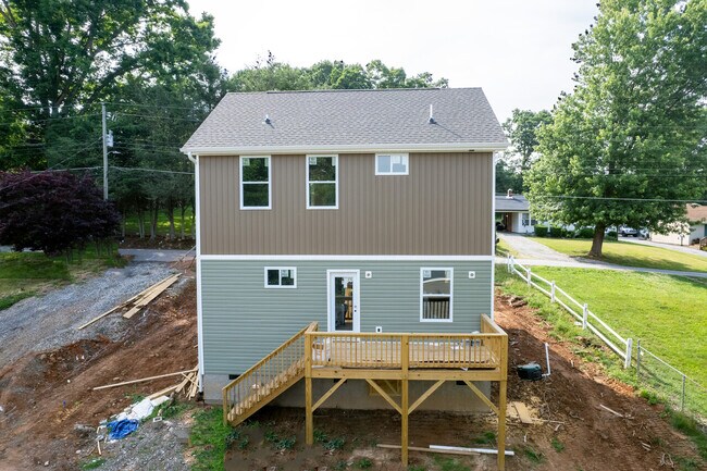 Building Photo - 106 Oscar