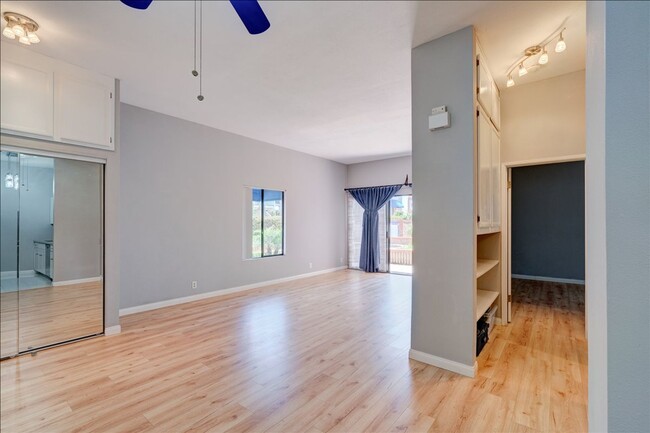 Building Photo - 1 Bedroom Condo in the UTC Area! Remodeled...