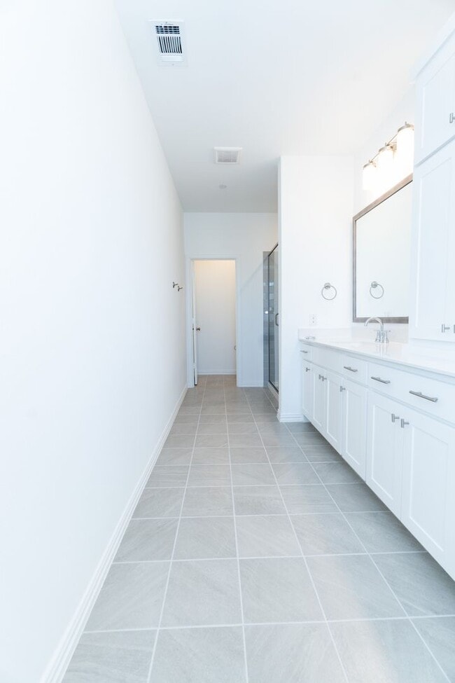 Building Photo - 9508 Espalier St