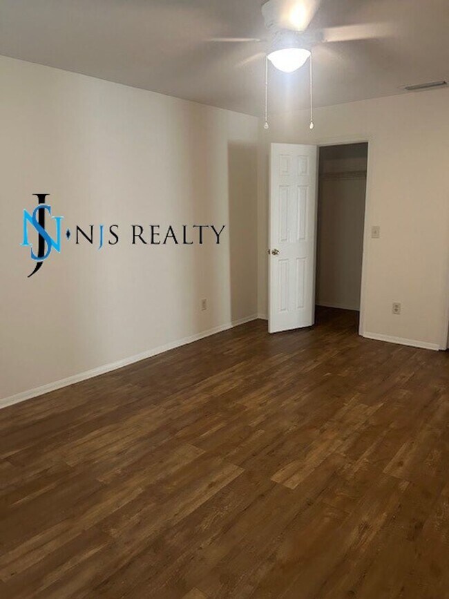 Building Photo - GORGEOUS 3/2 1200 sq ft home with FRESH PA...