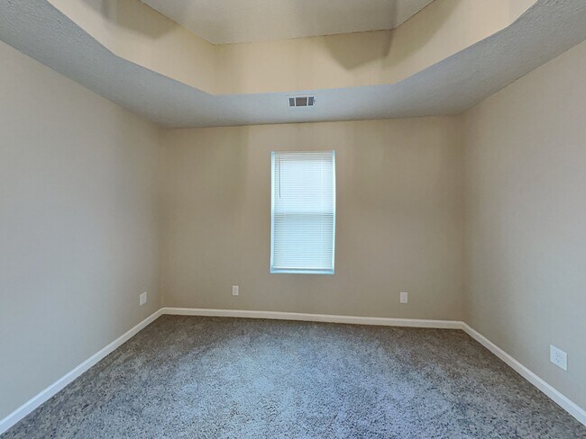 Building Photo - 215 Shamrock Way
