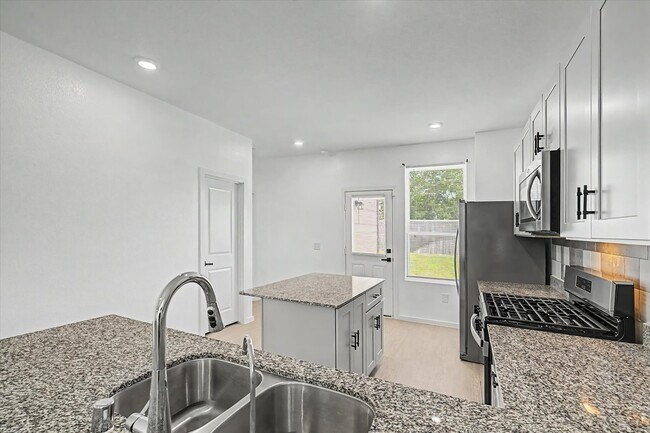 Building Photo - 511 Louis Ln