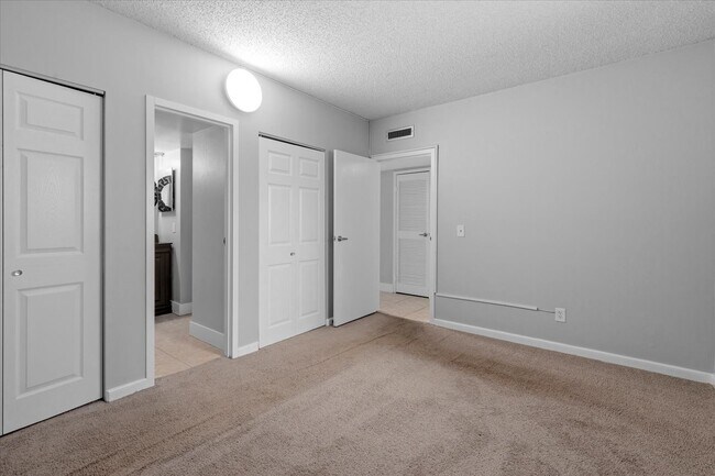 Building Photo - Beachfront Condo with Ocean Views and Acce...