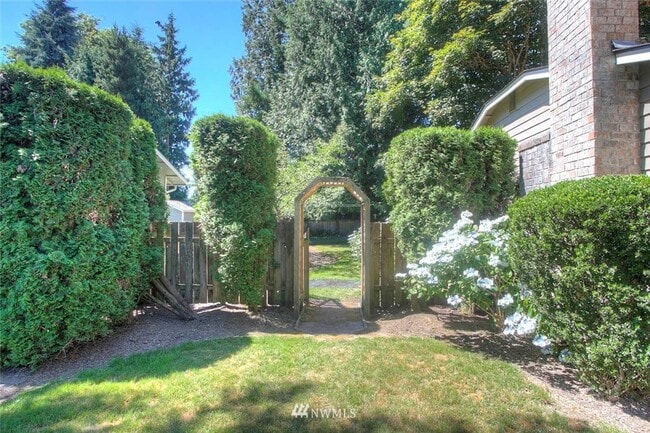 Building Photo - 3 bedroom 2.5 bathroom single family house...