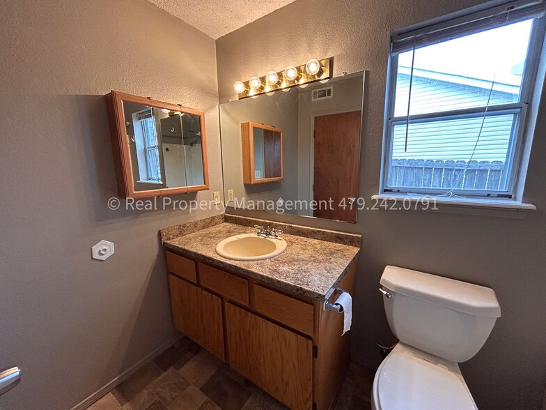 Building Photo - 80 Grand View Dr