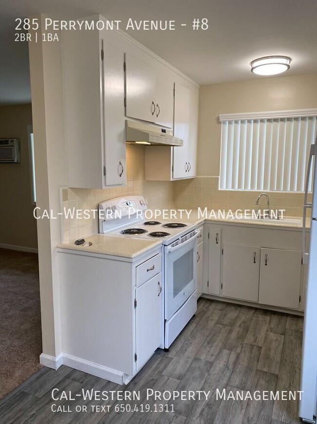 Building Photo - Nice updated 2 bed apartment on 2nd flr av...