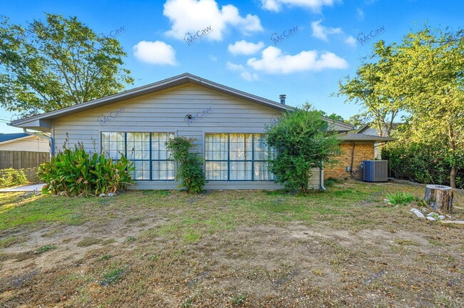 Building Photo - 1423 Main St