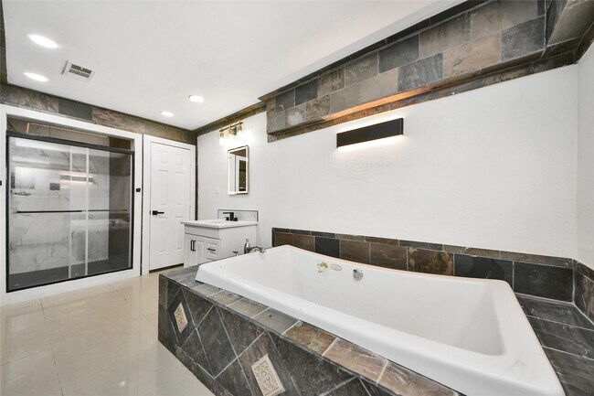 Building Photo - 15719 Baytree Dr