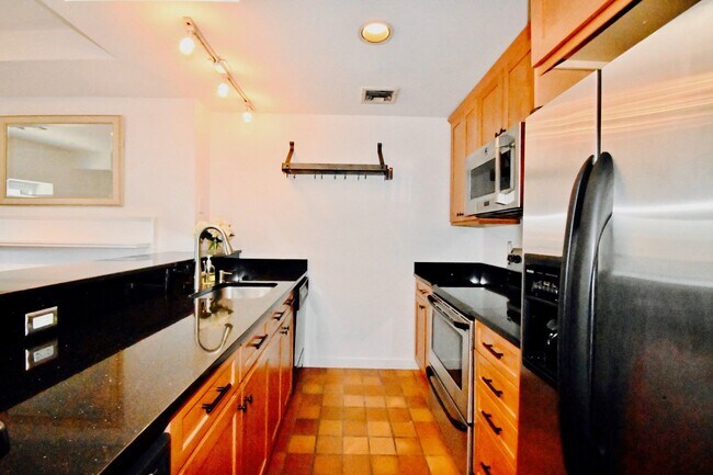 Building Photo - 32 Fairfield St