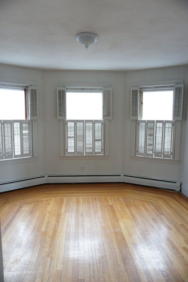 Primary Photo - 665 Smith St