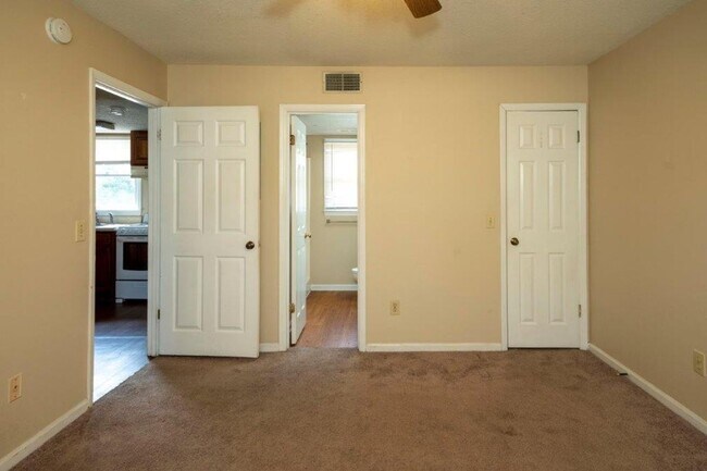 Building Photo - Campus Courtyard at Glenn #12