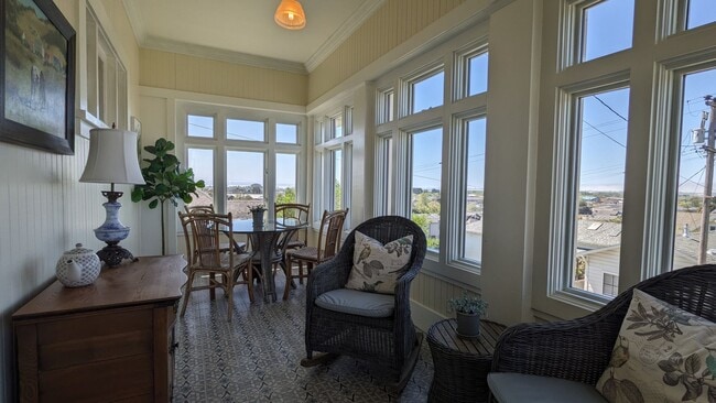 Primary Photo - Furnished spacious 2/1 historic home in do...