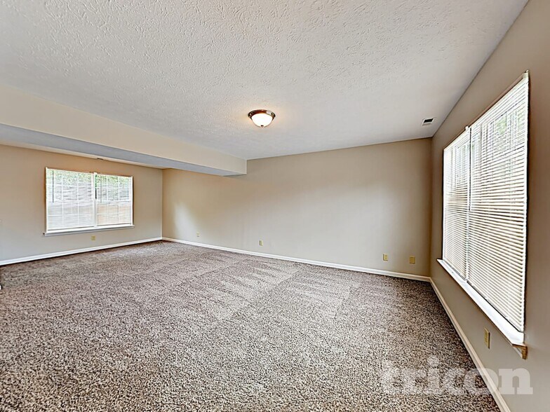 Building Photo - 8420 Country Club Blvd
