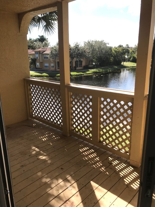 Building Photo - 4815 Via Palm Lakes