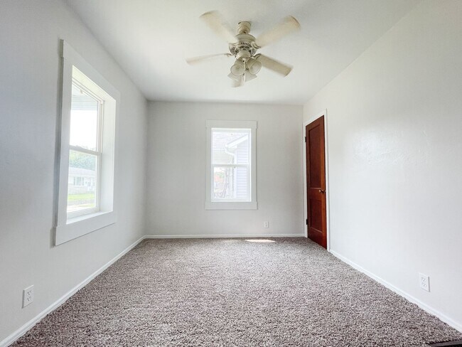 Building Photo - Cozy 2 Bedroom Home! Detached Garage! Large Backyard!