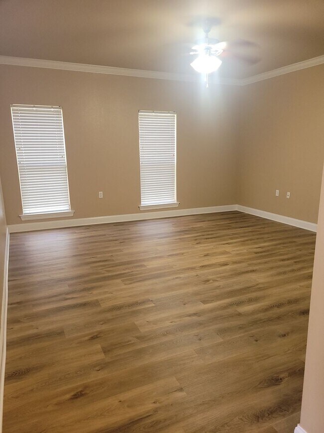 Building Photo - 2 bedrooms and 2 bathrooms condo with washer/dryer