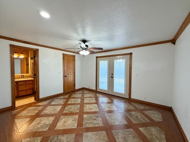 Building Photo - 6933 NW Eisenhower Dr