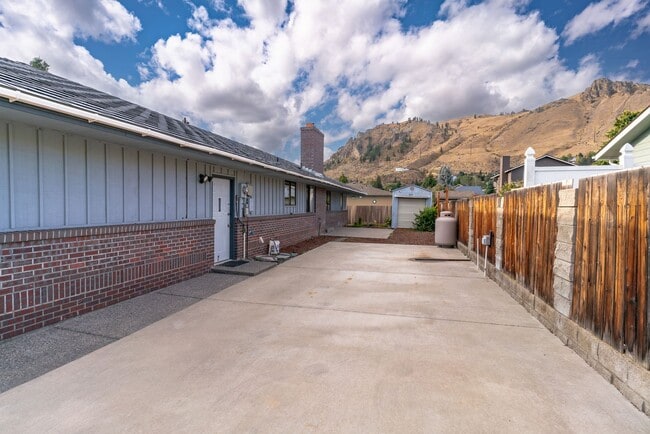 Building Photo - Single Floor Home! 3 bedroom, 3 bathrooms ...
