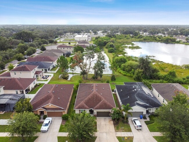 Building Photo - Spacious 4 Bed, 2 Bath Single Family Home ...