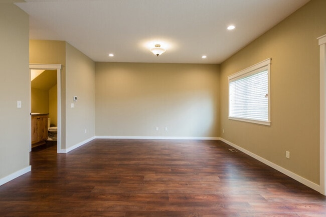 Building Photo - 4 Bedroom 2.5 Bath