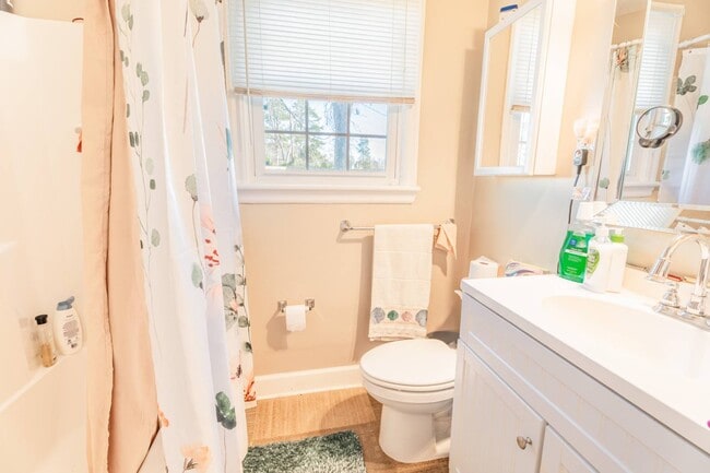 Building Photo - 104 Sharyn Ln