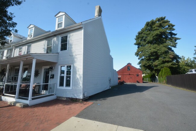 Primary Photo - Recently Updated 3 Bedroom Townhouse in th...