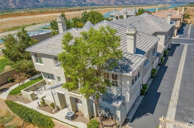 Building Photo - 1800 E Lakeshore Dr